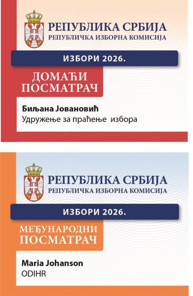 Dve akreditacije posmatrača s grbom Republike Srbije, natpisom „Republika Srbija, Republička izborna komisija“ i „Izbori 2026.“: crvena „Domaći posmatrač“ (Biljana Jovanović, Udruženje za praćenje izbora) i narandžasta „Međunarodni posmatrač“ (Maria Johanson, ODIHR)